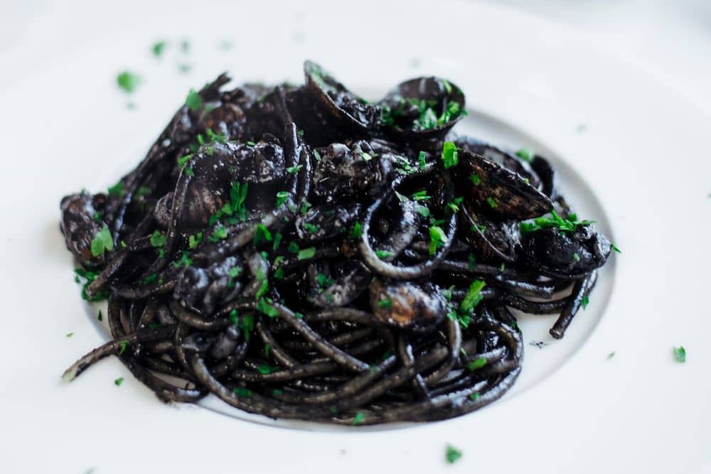 spaghetti al nero di seppia con frutti di mare