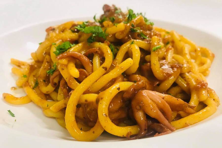 spaghettoni con sugo di moscardini